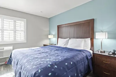 Photo 2 - Travelers Inn Medford