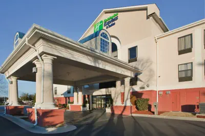 Photo 2 - Holiday Inn Express Hotel & Suites Laurinburg by IHG