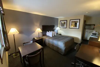 Photo 3 - Golden Hill Inn Danbury