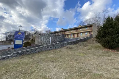Photo 2 - Golden Hill Inn Danbury