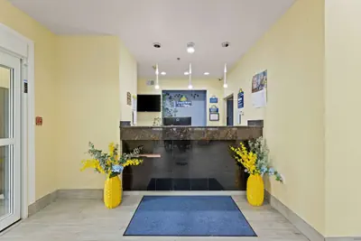 Photo 4 - Days Inn & Suites by Wyndham Euless DFW Airport South