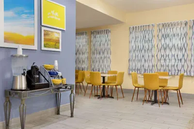 Photo 3 - Days Inn & Suites by Wyndham Euless DFW Airport South