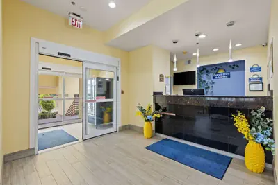 Photo 5 - Days Inn & Suites by Wyndham Euless DFW Airport South