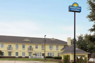 Photo 2 - Days Inn & Suites by Wyndham Euless DFW Airport South