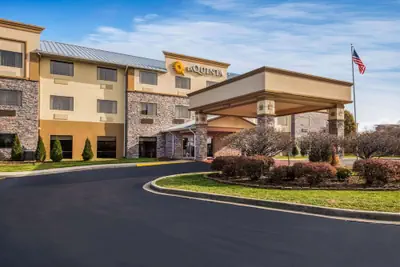 Photo 2 - La Quinta Inn & Suites by Wyndham Fairborn Wright-Patterson