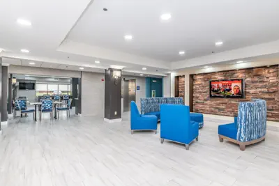 Photo 4 - Days Inn & Suites by Wyndham Prattville-Montgomery