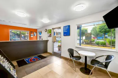 Photo 3 - Motel 6 Portland, OR - Downtown