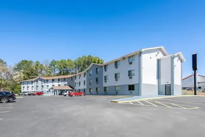 Photo 2 - Super 8 by Wyndham Homewood Birmingham Area