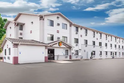 Photo 2 - Super 8 by Wyndham Hot Springs
