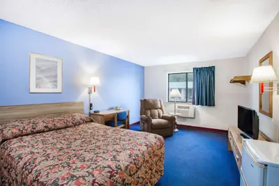 Photo 4 - Super 8 by Wyndham Hot Springs
