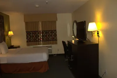 Photo 4 - Super 8 by Wyndham Colby