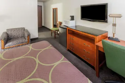 Photo 5 - Super 8 by Wyndham Merrillville