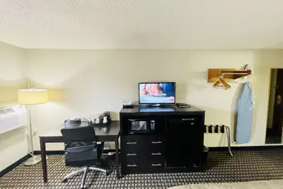 Photo 4 - Super 8 by Wyndham Clear Lake