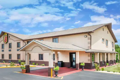 Photo 2 - Super 8 by Wyndham Warrensburg
