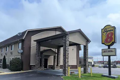 Photo 2 - Super 8 by Wyndham Shelbyville