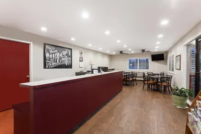 Photo 2 - Super 8 by Wyndham Visalia