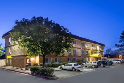 Photo 2 - Super 8 by Wyndham Chico