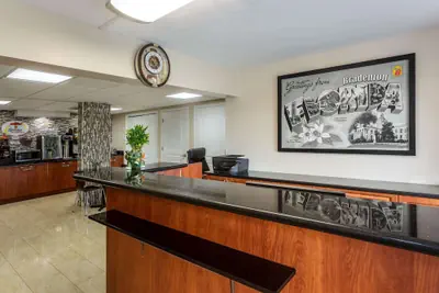 Photo 3 - Super 8 by Wyndham Bradenton Sarasota Area