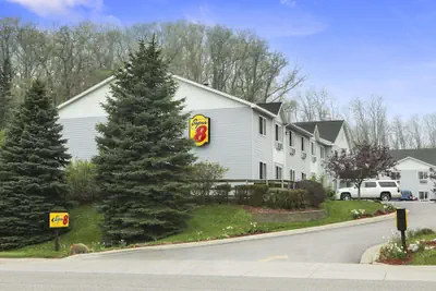 Photo 2 - Super 8 by Wyndham Manistee