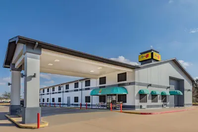 Photo 2 - Super 8 by Wyndham League City/Kemah Area