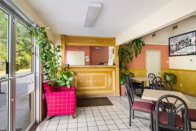 Photo 2 - Americas Best Value Inn Darien