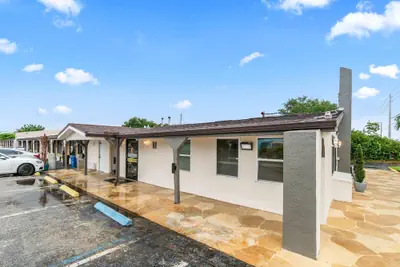 Photo 2 - Super 8 by Wyndham Lantana West Palm Beach