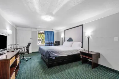 Photo 5 - Super 8 by Wyndham Lantana West Palm Beach