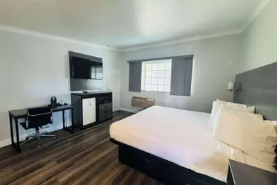 Photo 5 - SureStay by Best Western Fresno Central