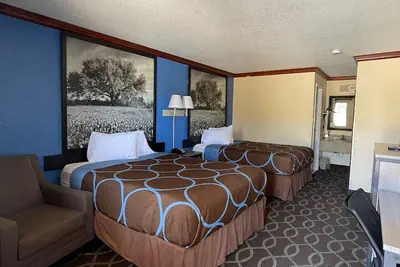 Photo 4 - Super 8 by Wyndham San Marcos