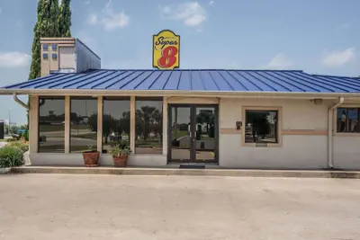Photo 2 - Super 8 by Wyndham San Marcos
