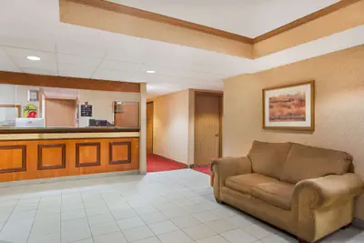 Photo 4 - Super 8 by Wyndham Defiance