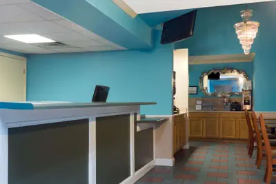 Photo 3 - Super 8 by Wyndham Brunswick South/I-95