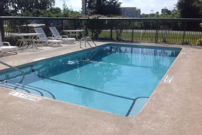 Photo 2 - Super 8 by Wyndham Brunswick South/I-95
