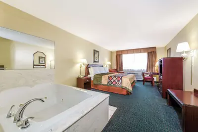 Photo 5 - Super 8 by Wyndham Burleson Fort Worth Area