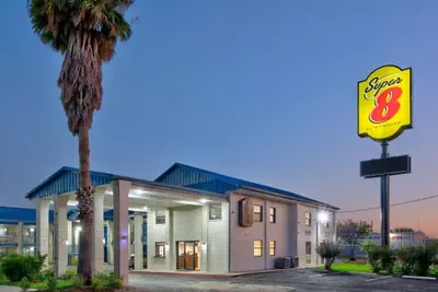 Photo 2 - Super 8 by Wyndham Victoria / South / Hwy 59