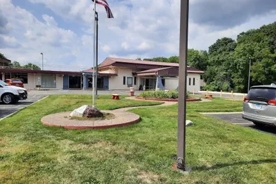 Photo 2 - Americas Best Value Inn Moline