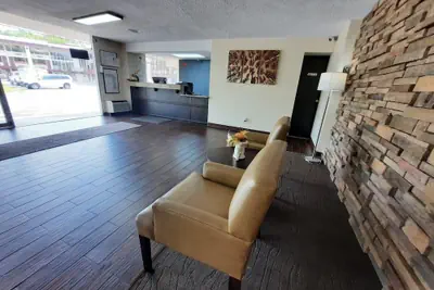 Photo 3 - Americas Best Value Inn Moline