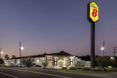 Photo 2 - Super 8 by Wyndham Dickson