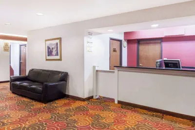 Photo 3 - Super 8 by Wyndham Evansville North