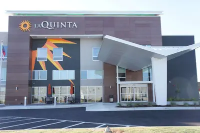 Photo 2 - La Quinta Inn & Suites by Wyndham Perry