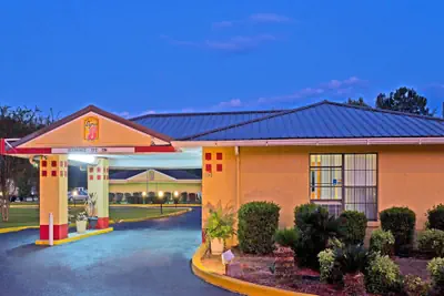 Photo 2 - Super 8 by Wyndham Chipley