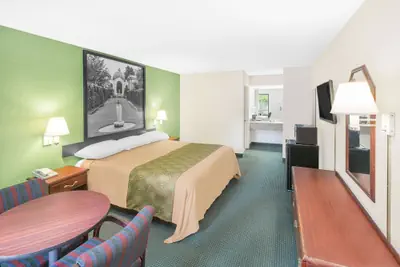 Photo 3 - Super 8 by Wyndham Mobile