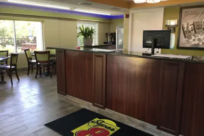 Photo 5 - Super 8 by Wyndham Sarasota Near Siesta Key