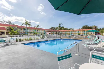 Photo 2 - Super 8 by Wyndham Sarasota Near Siesta Key