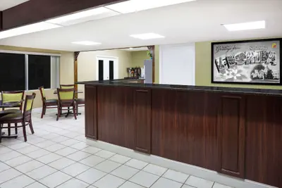 Photo 3 - Super 8 by Wyndham Sarasota Near Siesta Key