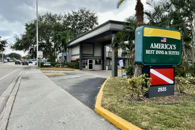 Photo 2 - Americas Best Inn and Suites Fort Lauderdale North