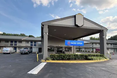 Photo 2 - Motel 6 Charlotte, NC - Northlake