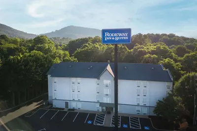 Photo 2 - Rodeway Inn & Suites near Outlet Mall - Asheville
