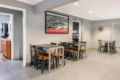 Photo 4 - Super 8 by Wyndham Arlington Near AT&T Stadium