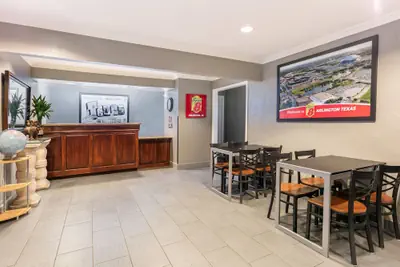 Photo 3 - Super 8 by Wyndham Arlington Near AT&T Stadium